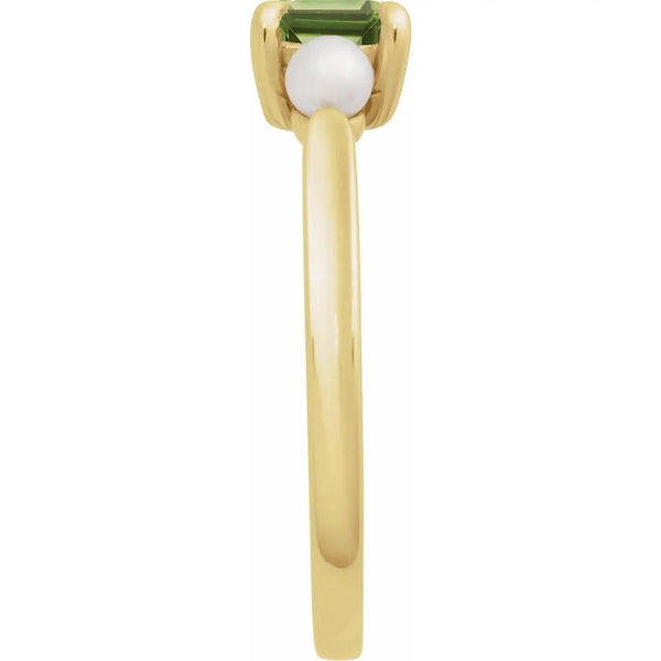 Side view of a Beucher Paris 14K yellow gold ring with a peridot and white Akoya pearl.